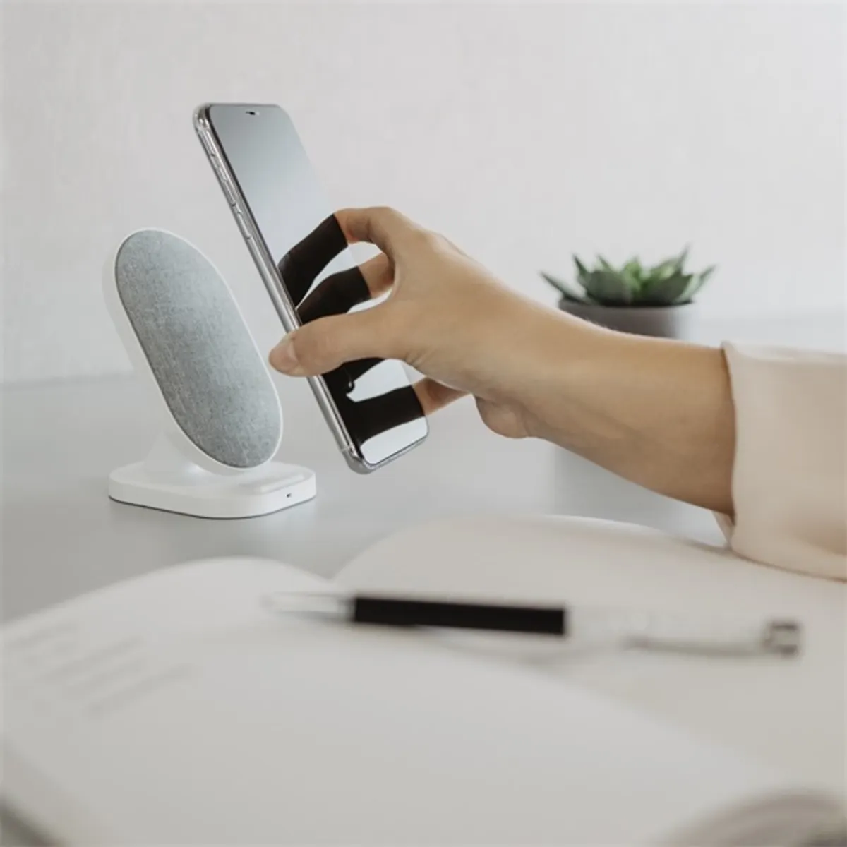 Hama 201686 "QI FABRIC FC-10S" FIC E3 10W vezeték nélküli fehér mobiltelefon töltő #3