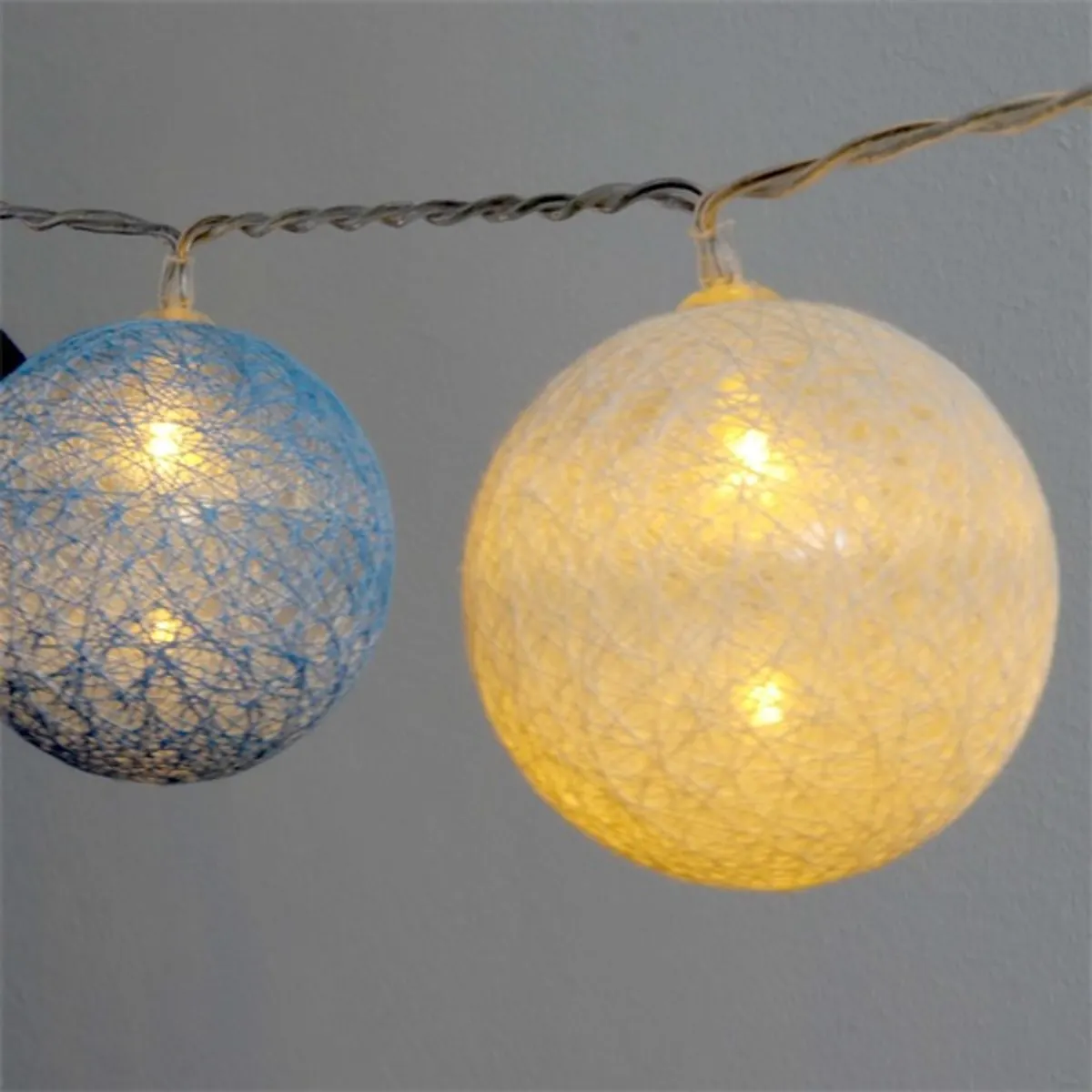 Iris Gömb alakú 6cm/színes fonott/4,5m/kék-v.kék-fehér/30db LED-es/USB-s fényfüzér, fénydekoráció #1