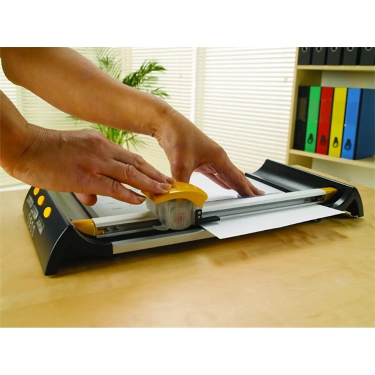 Fellowes Neutron A4+ vágógép #3