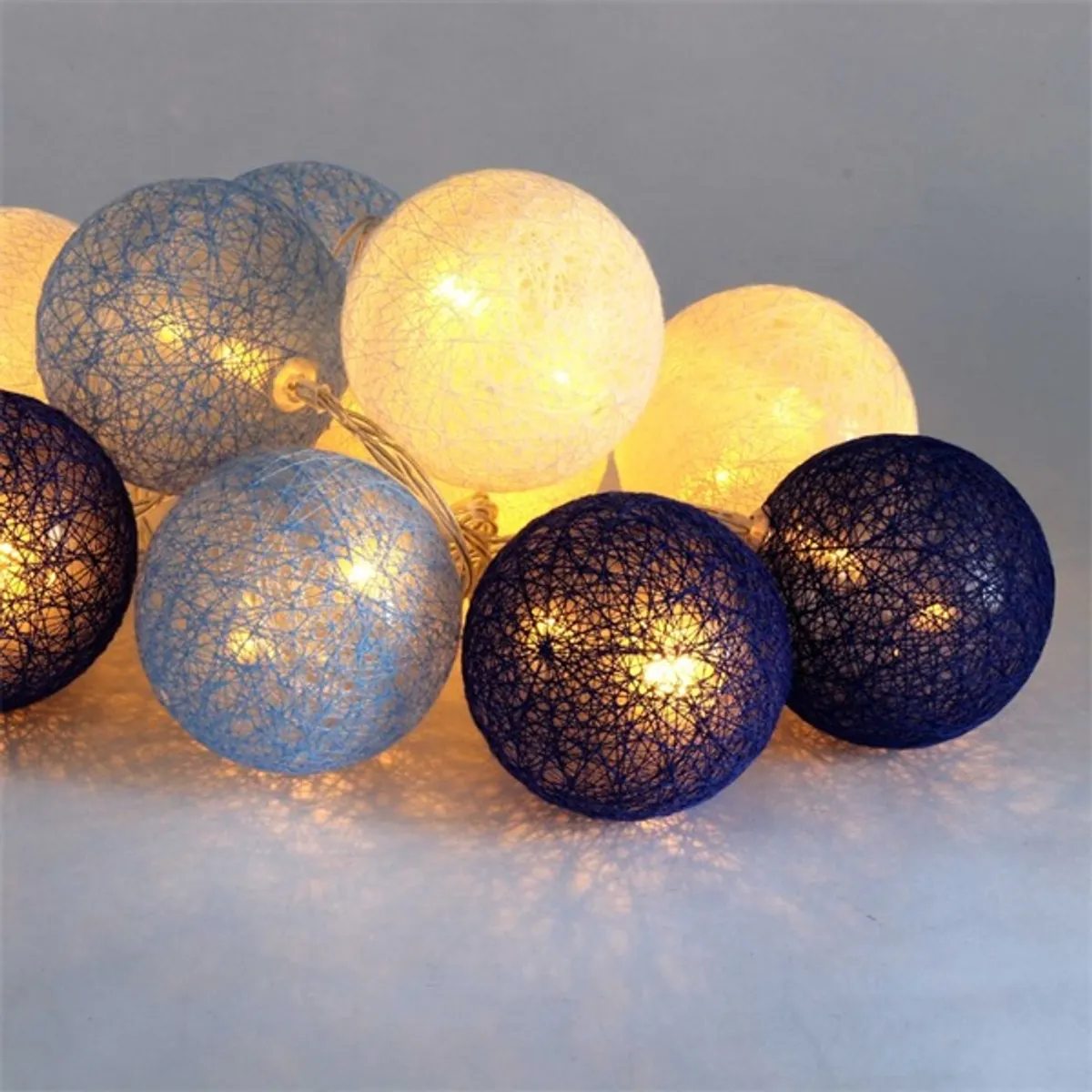 Iris Gömb alakú 6cm/színes fonott/1,5m/kék-v.kék-fehér/10db LED-es/USB-s fényfüzér, fénydekoráció #1