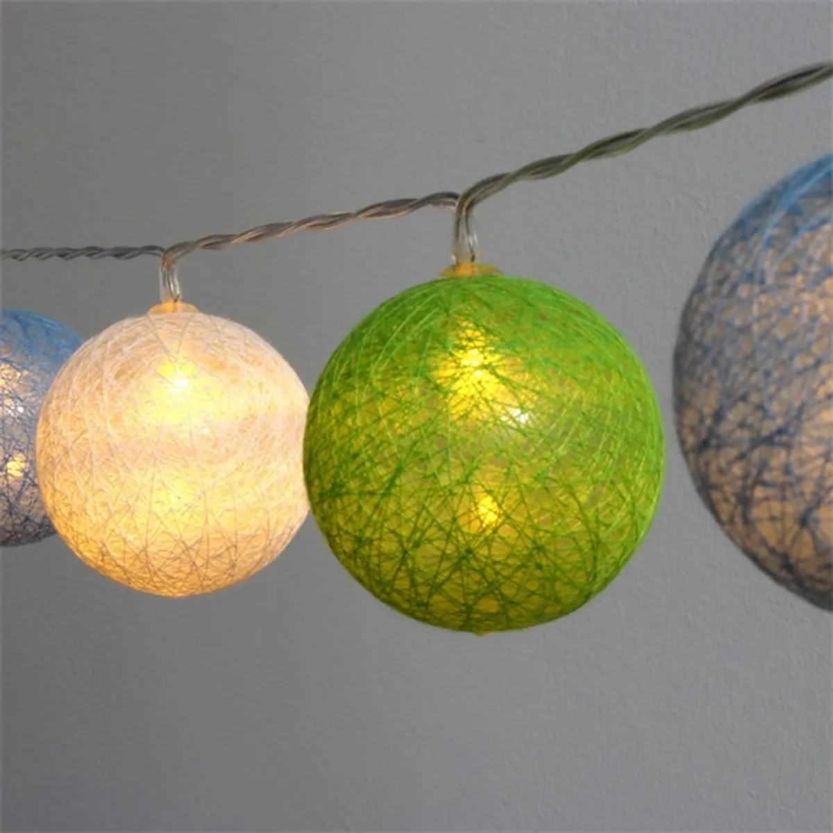 Iris Gömb alakú 6cm/színes fonott/1,5m/zöld-kék-fehér/10db LED-es/USB-s fényfüzér, fénydekoráció #1