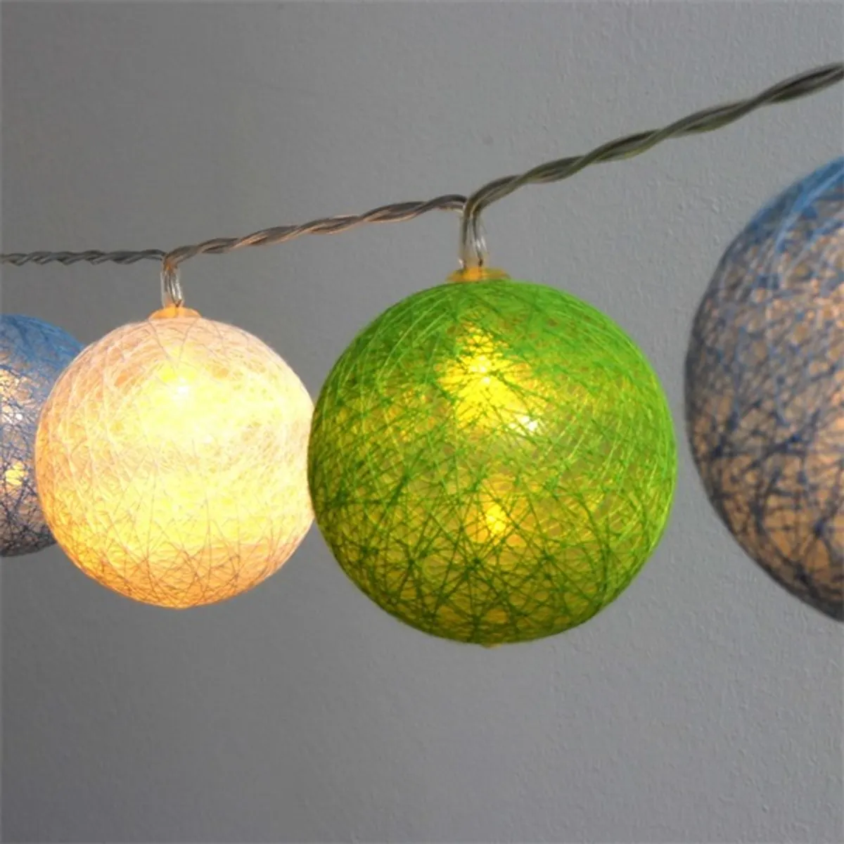 Iris Gömb alakú 6cm/színes fonott/4,5m/zöld-kék-fehér/30db LED-es/USB-s fényfüzér, fénydekoráció #1