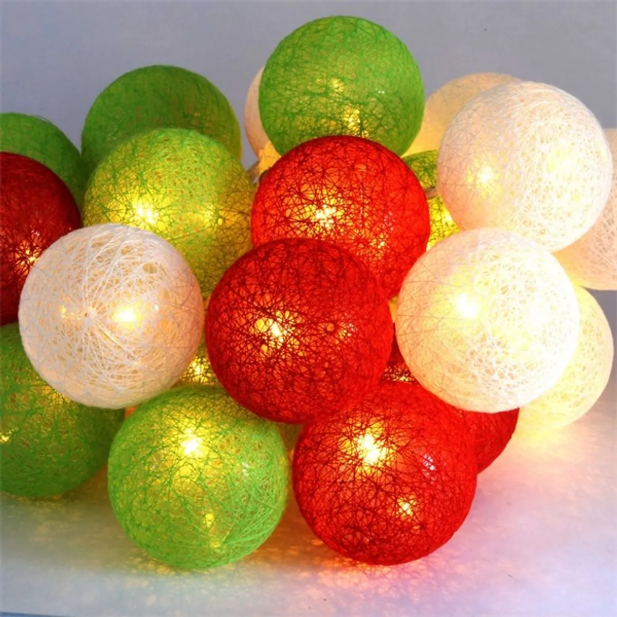 Iris Gömb alakú 6cm/színes fonott/4,5m/piros-fehér-zöld/30db LED-es/USB-s fényfüzér, fénydekoráció #3